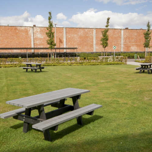 Kunststof picknickset Oslo 37 Picknickset, picknicktafels uit deze lijn zijn zeer geschikt voor plaatsing in openbare ruimtes. Geen onderhoud, grafittiproof picknickest en rotvrij!